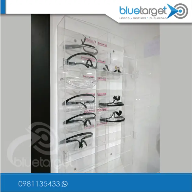Mueble con puertas acrílicas